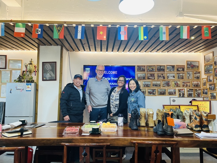 Norveç və Danimarkadan olan müştərilər sənayedə yeni imkanları araşdırmaq üçün Guangzhou Hanagal Shoes Co., Ltd şirkətini ziyarət edirlər.