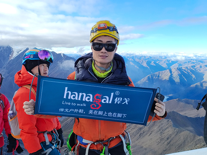 Qarla örtülmüş zirvələri fəth etmək: Ekstremal macəralar üçün etibarlı gəzinti ayaqqabıları